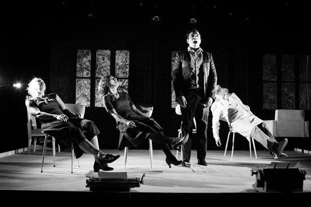 Ο Φίλιπ Γκλας αγοράζει μια φραντζόλα ψωμί – Κάθε Δευτέρα και Τρίτη στο Γκάζι [εικόνες] | iefimerida.gr 1