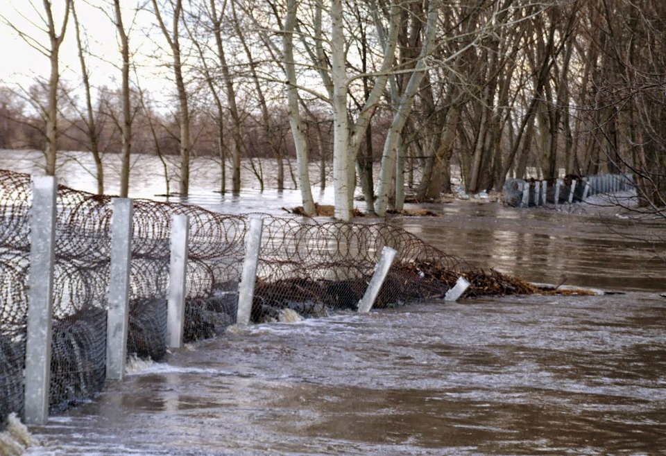 Η ορμή της φύσης γκρέμισε τον φράχτη του Εβρου [εικόνες] | iefimerida.gr 0