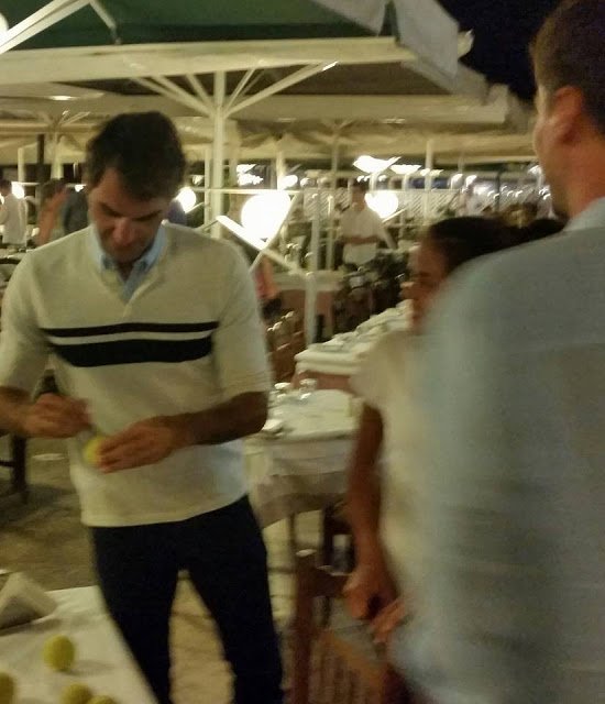 Ο Ρότζερ Φέντερερ στο Ναύπλιο -Εβγαλε φωτογραφία με θαυμαστή του [εικόνες] | iefimerida.gr 1