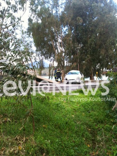 Απίστευτο: Εκσφενδονίστηκε καπάκι φρεατίου στη Χαλκίδα και προκάλεσε τροχαίο -Δύο τραυματίες [εικόνες] | iefimerida.gr 1