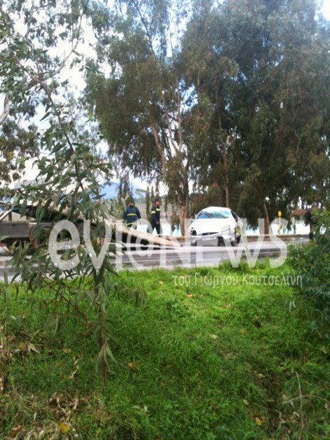 Απίστευτο: Εκσφενδονίστηκε καπάκι φρεατίου στη Χαλκίδα και προκάλεσε τροχαίο -Δύο τραυματίες [εικόνες] | iefimerida.gr 2