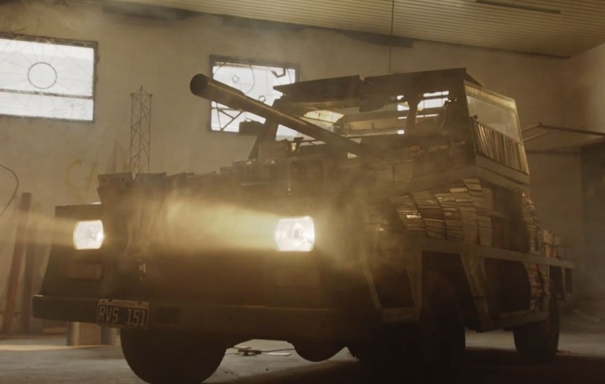 Ενα όπλο μαζικής... πληροφόρησης -Το τανκ που κυκλοφορεί και «εκτοξεύει» δωρεάν βιβλία [εικόνες & βίντεο] | iefimerida.gr 5