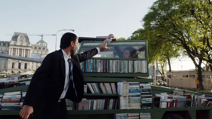 Ενα όπλο μαζικής... πληροφόρησης -Το τανκ που κυκλοφορεί και «εκτοξεύει» δωρεάν βιβλία [εικόνες & βίντεο] | iefimerida.gr 2