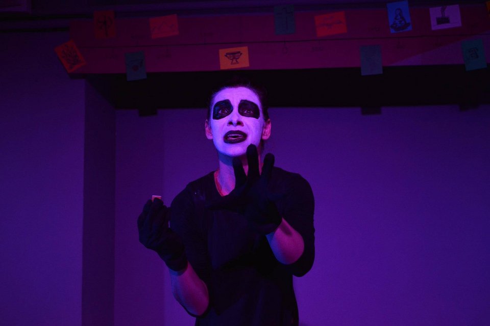 Ολη η ζωή μας σε ένα USB. Μια εντελώς αναπάντεχη ποπ παράσταση στο Παγκράτι από τους Free Freaks [εικόνες] | iefimerida.gr 1