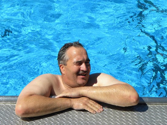 Ο γερμανός βουλευτής που είναι ξετρελαμένος με τα σταφύλια της Κρήτης -Τρύγησε, τα γεύτηκε και τα πήγε δώρο στη γερμανική βουλή [εικόνες] | iefimerida.gr 2