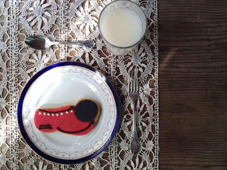 Αριστούργημα: Μπισκότα τσαρούχια ειδικά για σήμερα, ετοίμασε πασίγνωστο ζαχαροπλαστείο [εικόνα] | iefimerida.gr 0