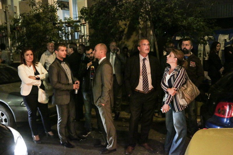 Σιωπηρή διαμαρτυρία δικηγόρων έξω από το γραφείο του Ζαφειρόπουλου -Εκεί βρέθηκε και ο γιος του, Νώντας  [εικόνες] | iefimerida.gr 3