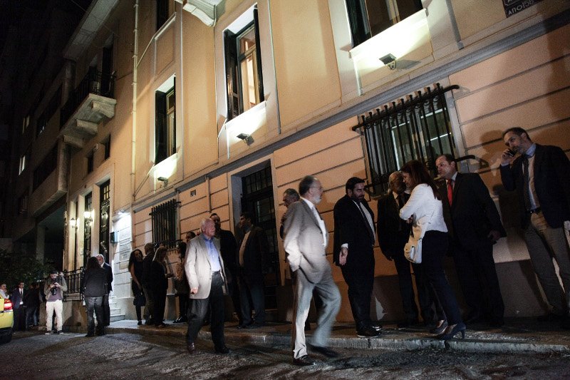 Σιωπηρή διαμαρτυρία δικηγόρων έξω από το γραφείο του Ζαφειρόπουλου -Εκεί βρέθηκε και ο γιος του, Νώντας  [εικόνες] | iefimerida.gr 2