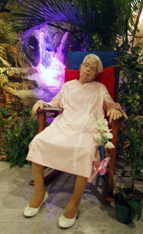 Τελευταία επιθυμία: Κήδεψαν 80χρονη πάνω σε κόκκινη κουνιστή πολυθρόνα -Φορούσε το νυφικό της [εικόνες] | iefimerida.gr 1