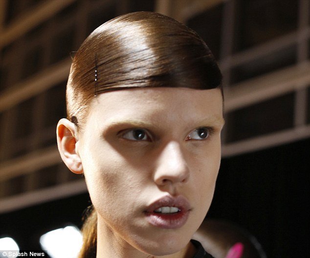 Οι τρίχες είναι ντεμοντέ -Από την Μάιλι Σάιρους στην Κέιτι Πέρι, η νέα τάση της μόδας θέλει αόρατα φρύδια [εικόνες] | iefimerida.gr 4