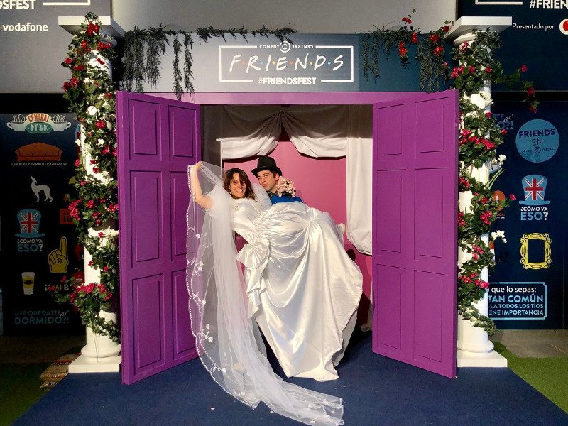 «Πανικός» στη Μαδρίτη για την έκθεση #FriendsFest -Με το αντίγραφο του διαμερίσματος της Μόνικα από τα «Φιλαράκια» [εικόνες] | iefimerida.gr 6
