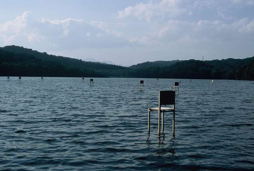 Ξύλινες καρέκλες επιπλέουν στην επιφάνεια λίμνης -Εκεί που ζουν ιθαγενείς [εικόνες & βίντεο]  | iefimerida.gr 0