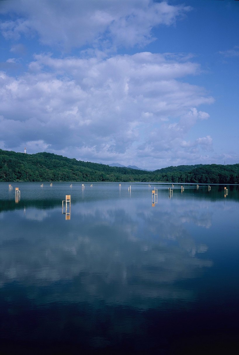 Ξύλινες καρέκλες επιπλέουν στην επιφάνεια λίμνης -Εκεί που ζουν ιθαγενείς [εικόνες & βίντεο]  | iefimerida.gr 1