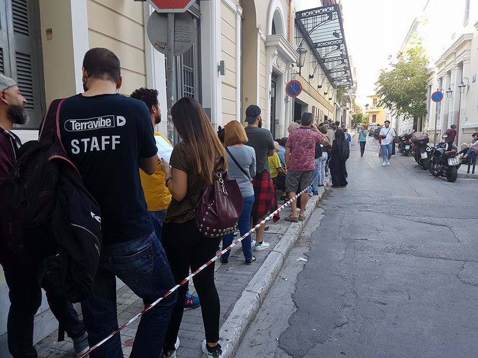 Η ουρά για τα εισιτήρια των 3 ευρώ στο Θέατρο Τέχνης έπιανε όλο το τετράγωνο [εικόνες]  | iefimerida.gr 3