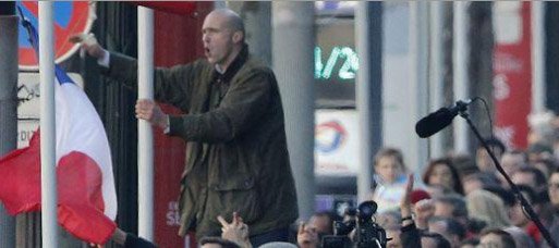 Ο Γάλλος πρόεδρος δεν μπορεί να... ξεμυτίσει -«Ολάντ, παραιτήσου» φωνάζουν οι Γάλλοι [εικόνες+βίντεο] | iefimerida.gr 1