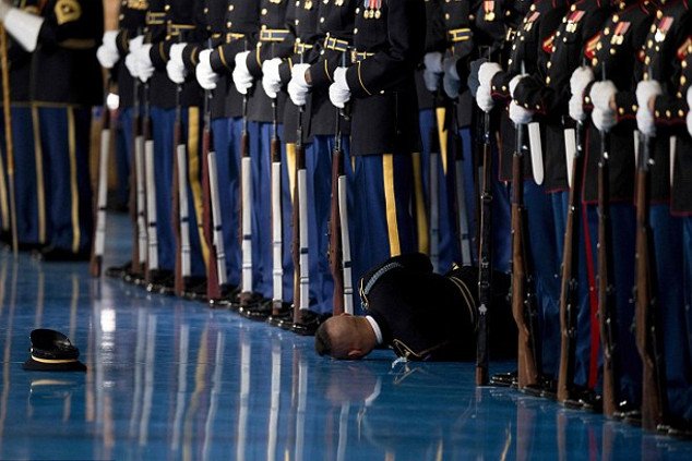 Στρατιώτης σωριάστηκε στο πάτωμα, μπροστά στον Ομπάμα [εικόνες] | iefimerida.gr 0