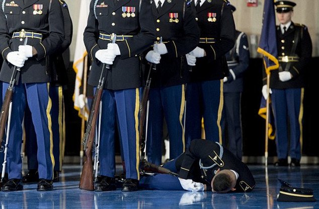 Στρατιώτης σωριάστηκε στο πάτωμα, μπροστά στον Ομπάμα [εικόνες] | iefimerida.gr 1