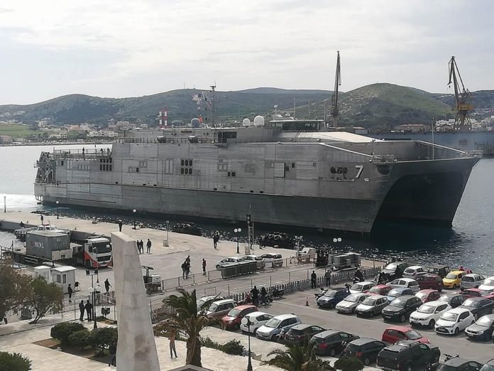 Στη Σύρο αγκυροβόλησε το ταχύπλοο πλοίο του αμερικανικού Ναυτικού CarsonCity [εικόνες & βίντεο] | iefimerida.gr 0