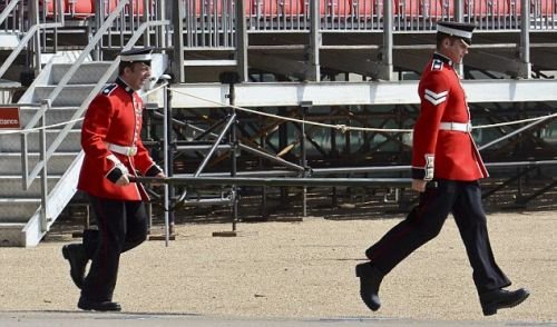Το φαινόμενο του θερμοκηπίου «επιτέθηκε» στη φρουρά της Ελισάβετ [εικόνες] | iefimerida.gr 1