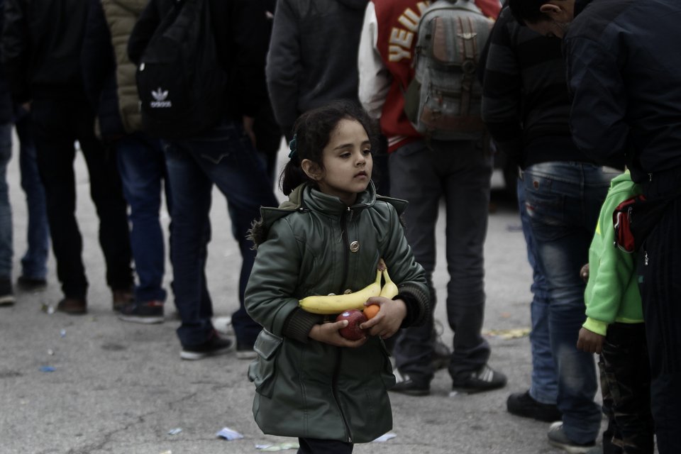 Ανήλικοι πρόσφυγες στην ουρά για ένα φρούτο -Στο λιμάνι του Πειραιά [εικόνες] | iefimerida.gr 1