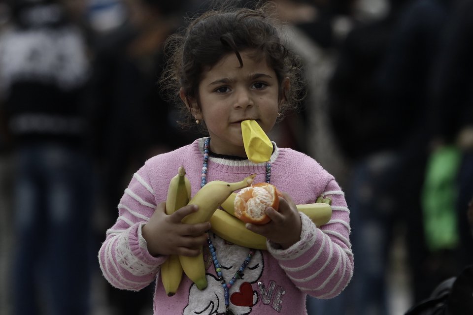 Ανήλικοι πρόσφυγες στην ουρά για ένα φρούτο -Στο λιμάνι του Πειραιά [εικόνες] | iefimerida.gr 2