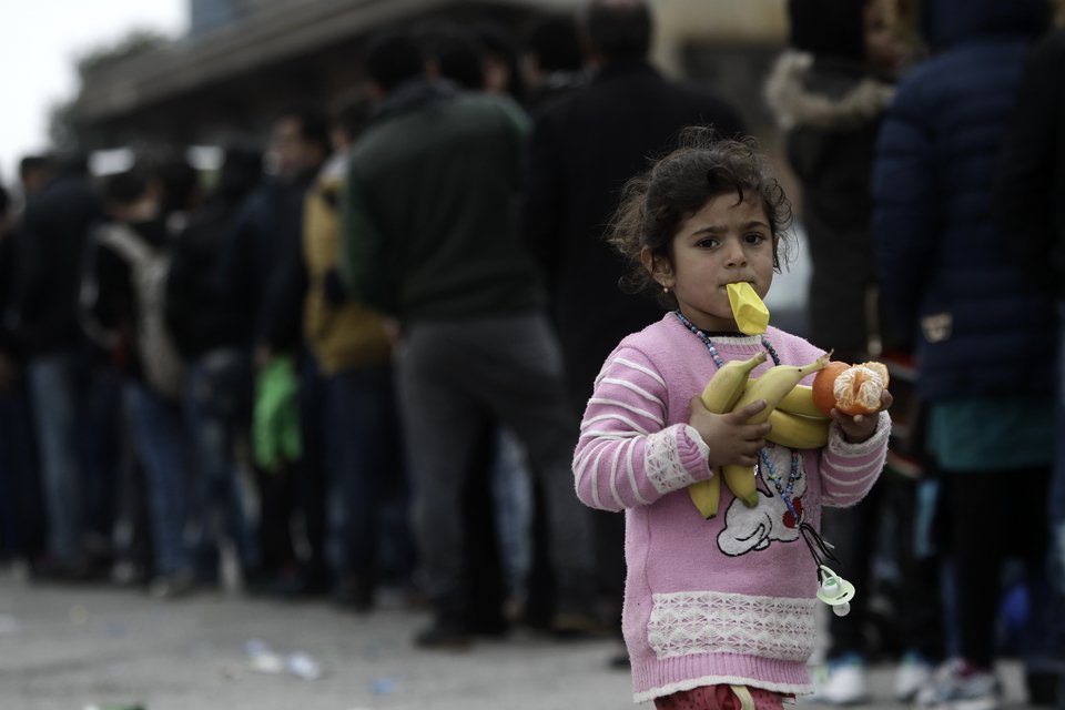 Ανήλικοι πρόσφυγες στην ουρά για ένα φρούτο -Στο λιμάνι του Πειραιά [εικόνες] | iefimerida.gr 3