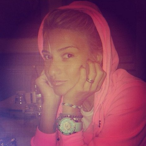 Μια κρυώνει, μια ζεσταίνεται η Φαίη: Από το μπικίνι στην κουκούλα [εικόνες] | iefimerida.gr 1