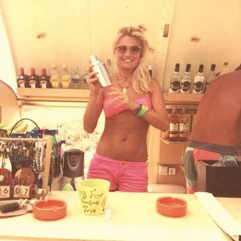 Μια κρυώνει, μια ζεσταίνεται η Φαίη: Από το μπικίνι στην κουκούλα [εικόνες] | iefimerida.gr 0