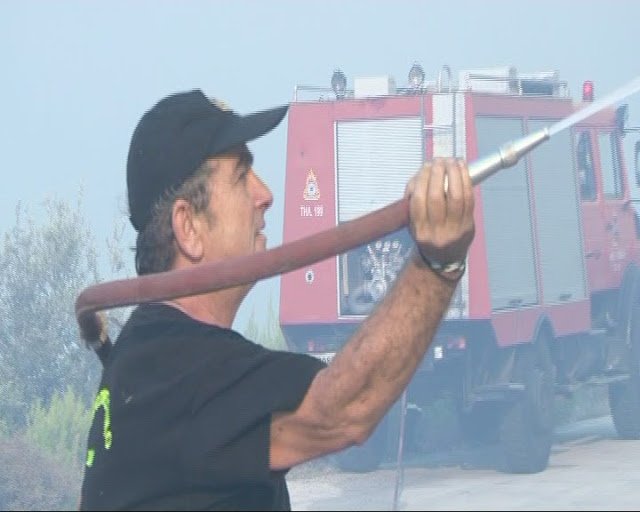 Συνεχίζει ανεξέλεγκτη το καταστροφικό της έργο η φωτιά στο Ξυλόκαστρο | iefimerida.gr 0