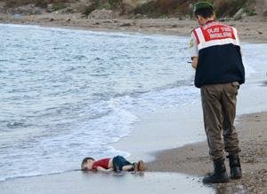 Αυτή είναι η ιστορία του τριών ετών προσφυγόπουλου που πνίγηκε στο Αιγαίο -Ραγίζουν καρδιές τα σκίτσα για το αγγελούδι [εικόνες] | iefimerida.gr 12