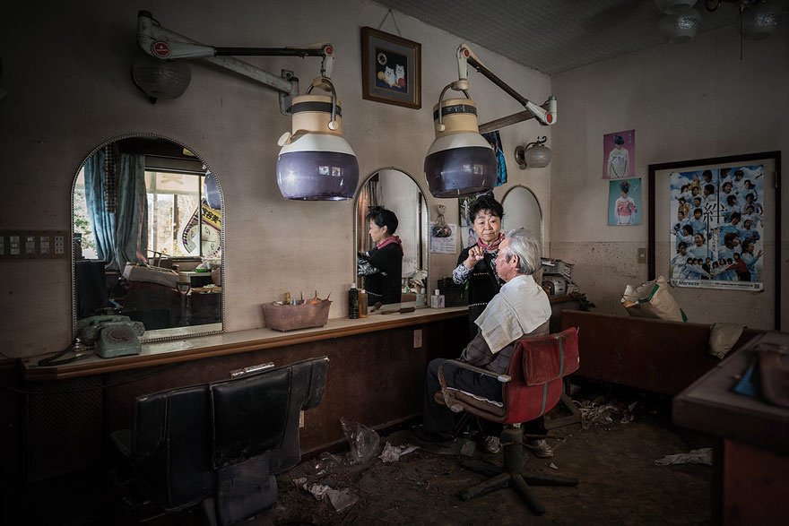 Επιστροφή στη Φουκουσίμα: Κάτοικοι ποζάρουν στις ιδιοκτησίες τους πέντε χρόνια μετά το πυρηνικό ατύχημα [εικόνες]  | iefimerida.gr 11