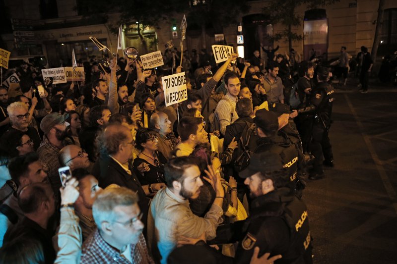 Ισπανία: Διαδήλωση κατά της διαφθοράς έξω από το αρχηγείο του Λαϊκού Κόμματος [εικόνες & βίντεο]  | iefimerida.gr 0