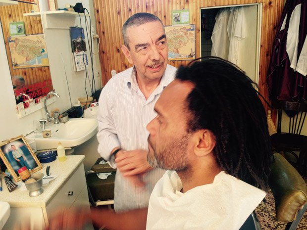 Ο Κριστιάν Καρεμπέ έκανε... στάση σε κουρείο στην Κομοτηνή [εικόνες] | iefimerida.gr 0