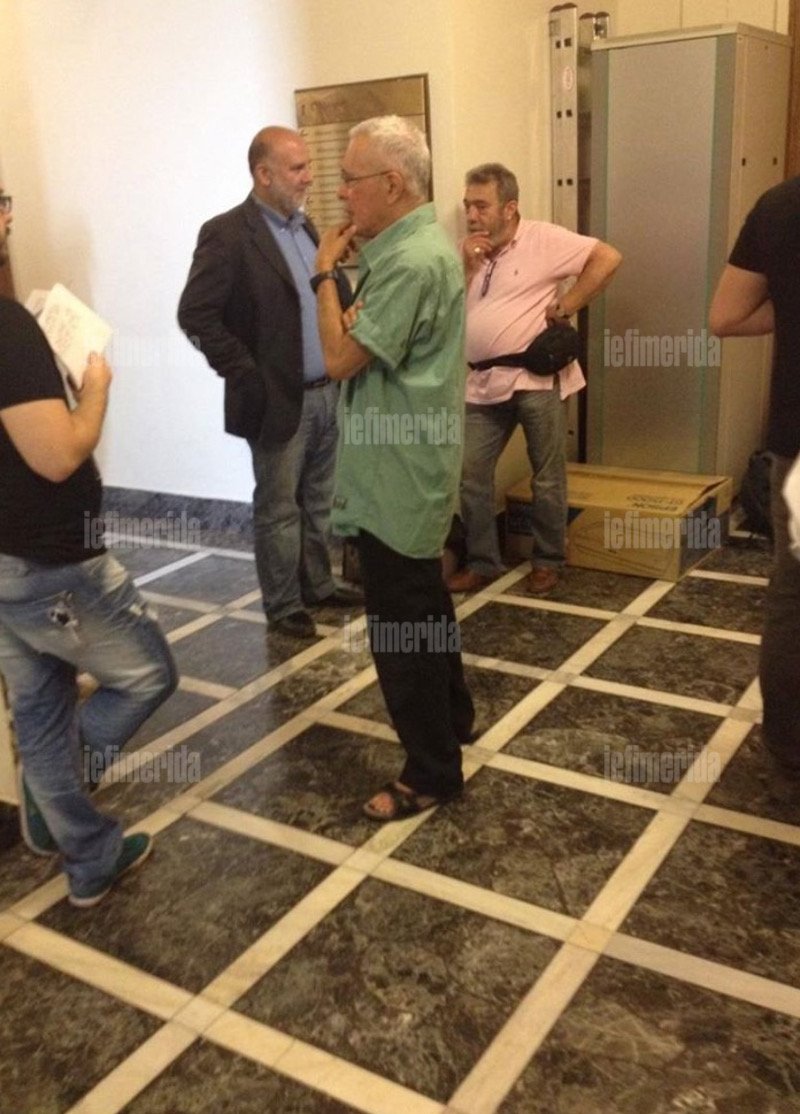 Επιασαν οι ζέστες τον Ζουράρι: Η εμφάνιση με... αεράτο πουκάμισο και σανδάλι στη Βουλή που συζητήθηκε [εικόνες] | iefimerida.gr 0