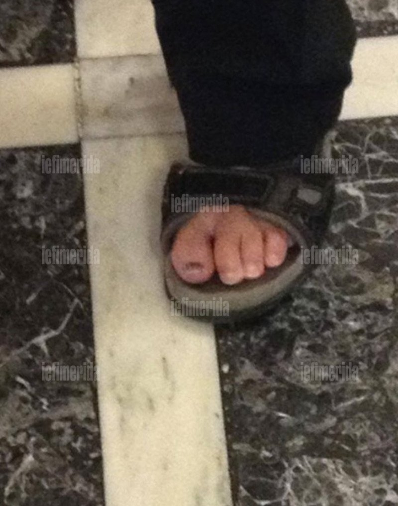 Επιασαν οι ζέστες τον Ζουράρι: Η εμφάνιση με... αεράτο πουκάμισο και σανδάλι στη Βουλή που συζητήθηκε [εικόνες] | iefimerida.gr 2