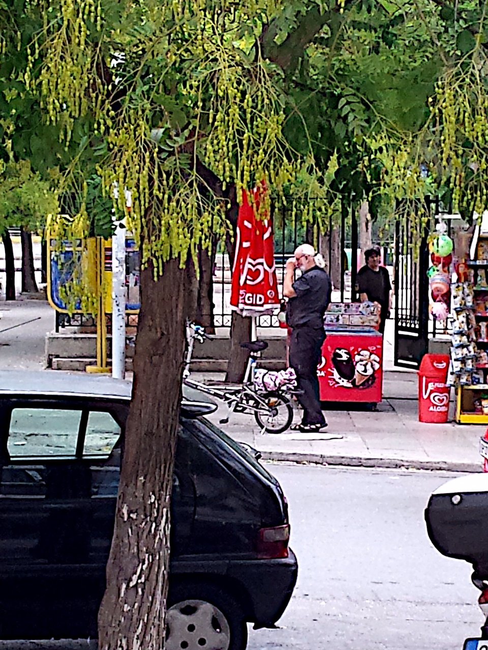 Ο Ερίκ Τουσέν από την Επιτροπή της Ζωής με σανδάλια, μοβ φουλάρι και... μίνι ποδήλατο [εικόνες] | iefimerida.gr 2