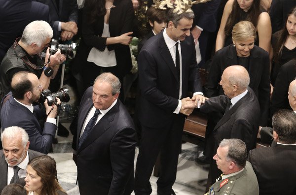 Πολιτικοί, επιχειρηματίες, επώνυμοι -Ποιοι παραβρέθηκαν στο τελευταίο αντίο στον Κ. Μητσοτάκη [εικόνες] | iefimerida.gr 19