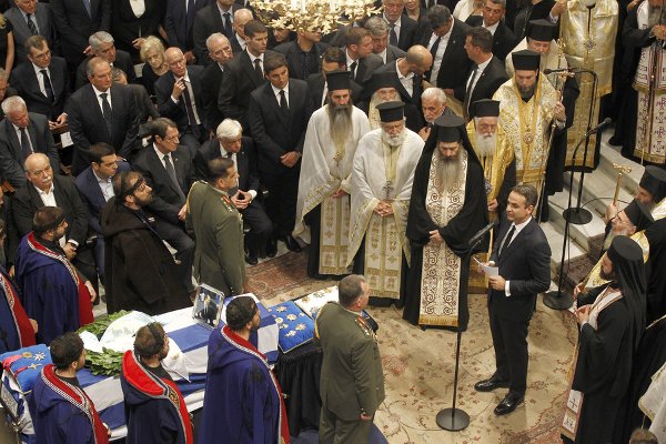 Πολιτικοί, επιχειρηματίες, επώνυμοι -Ποιοι παραβρέθηκαν στο τελευταίο αντίο στον Κ. Μητσοτάκη [εικόνες] | iefimerida.gr 0