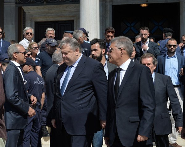 Πολιτικοί, επιχειρηματίες, επώνυμοι -Ποιοι παραβρέθηκαν στο τελευταίο αντίο στον Κ. Μητσοτάκη [εικόνες] | iefimerida.gr 13