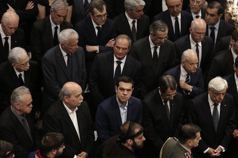 Πολιτικοί, επιχειρηματίες, επώνυμοι -Ποιοι παραβρέθηκαν στο τελευταίο αντίο στον Κ. Μητσοτάκη [εικόνες] | iefimerida.gr 27