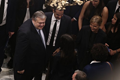 Πολιτικοί, επιχειρηματίες, επώνυμοι -Ποιοι παραβρέθηκαν στο τελευταίο αντίο στον Κ. Μητσοτάκη [εικόνες] | iefimerida.gr 8