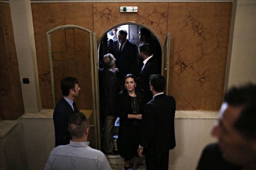 Πολιτικοί, επιχειρηματίες, επώνυμοι -Ποιοι παραβρέθηκαν στο τελευταίο αντίο στον Κ. Μητσοτάκη [εικόνες] | iefimerida.gr 9