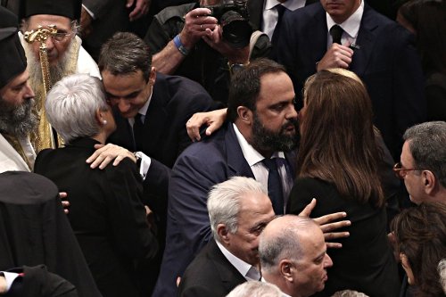 Πολιτικοί, επιχειρηματίες, επώνυμοι -Ποιοι παραβρέθηκαν στο τελευταίο αντίο στον Κ. Μητσοτάκη [εικόνες] | iefimerida.gr 2