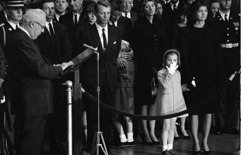 O χειμώνας της απόγνωσης για την Τζάκι Κένεντι Ωνάση: Τα 3,5 δευτερόλεπτα που έφερνε ξανά και ξανά στο μυαλό της, η βότκα, οι σκέψεις αυτοκτονίας [εικόνες] | iefimerida.gr 2