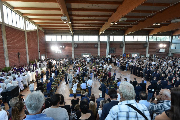 Σπαραγμός στις κηδείες των θυμάτων του φονικού σεισμού -Παρών και ο Ρέντσι [εικόνες] | iefimerida.gr 2