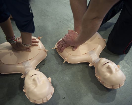 Στο Παρίσι οι πολίτες μαθαίνουν τεχνικές, σε περίπτωση μακελειού [εικόνες] | iefimerida.gr 0