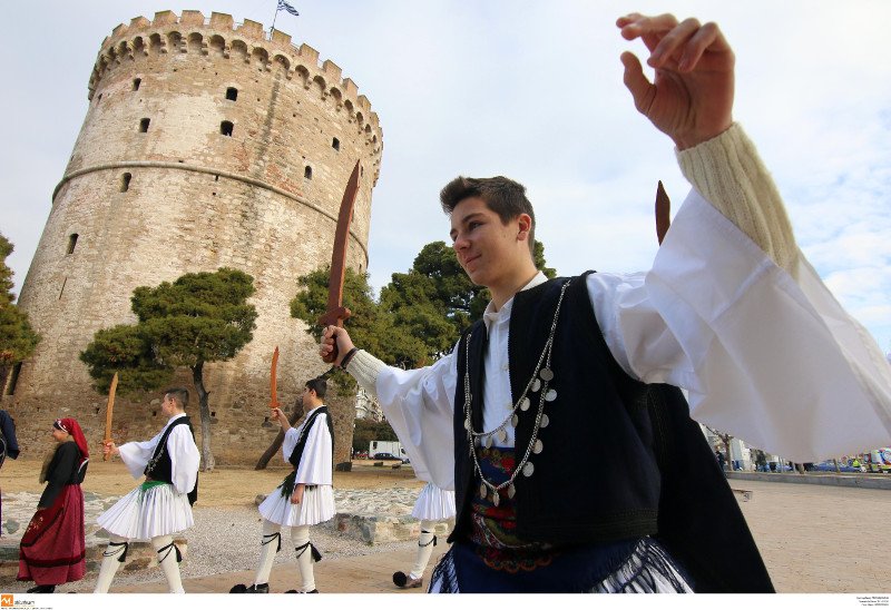 Οι «Φουστανελάδες» ξεσήκωσαν τη Θεσσαλονίκη -Με παραδοσιακά όργανα και σπαθιά [εικόνες & βίντεο] | iefimerida.gr 0
