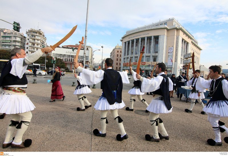 Οι «Φουστανελάδες» ξεσήκωσαν τη Θεσσαλονίκη -Με παραδοσιακά όργανα και σπαθιά [εικόνες & βίντεο] | iefimerida.gr 1