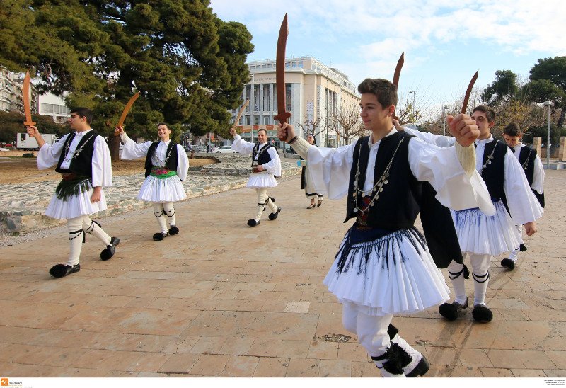 Οι «Φουστανελάδες» ξεσήκωσαν τη Θεσσαλονίκη -Με παραδοσιακά όργανα και σπαθιά [εικόνες & βίντεο] | iefimerida.gr 2