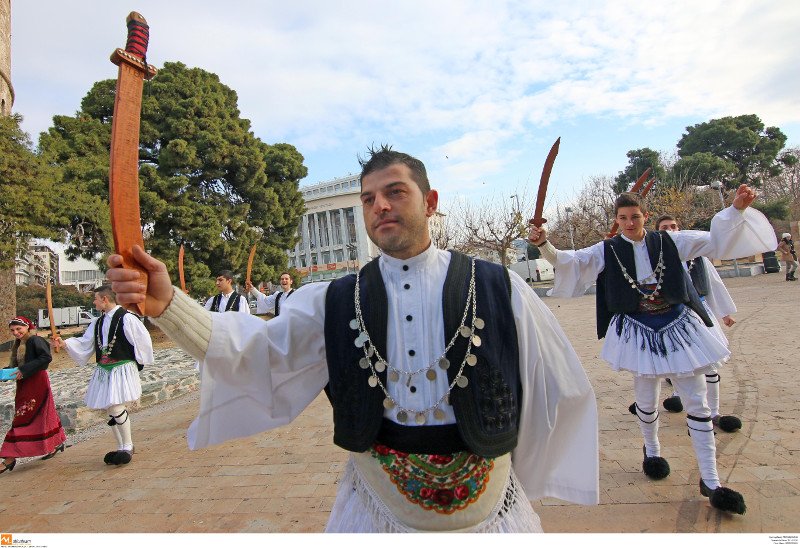 Οι «Φουστανελάδες» ξεσήκωσαν τη Θεσσαλονίκη -Με παραδοσιακά όργανα και σπαθιά [εικόνες & βίντεο] | iefimerida.gr 3
